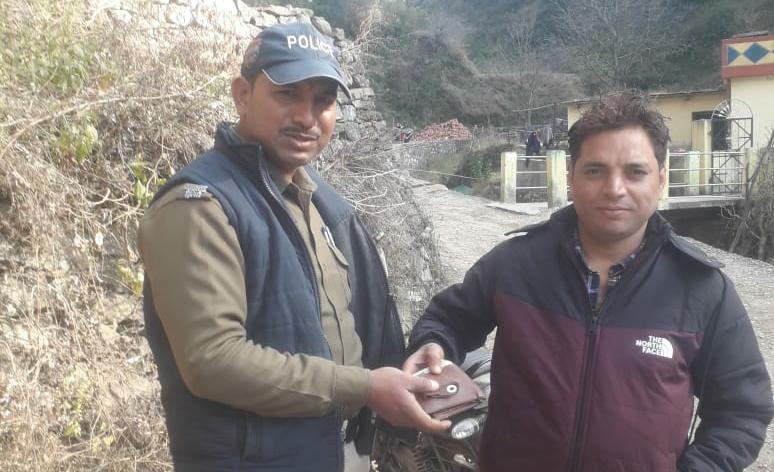 पुलिस ने कायम की ईमानदारी की मिसाल, गुम हुआ पर्स व आवश्यक दस्तावेज सहित लौटाए 40 हजार