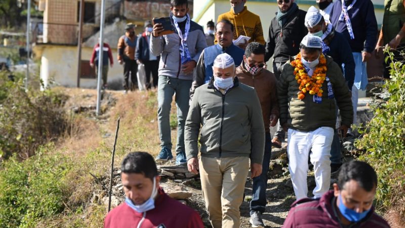 मनीष सिसोदिया ने साबली और कुठठा में किया डोर टू डोर जनसम्पर्क, प्रत्याशी त्रिलोक नेगी को विजयी बनाने को कहा