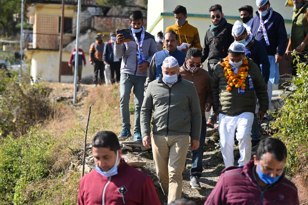 मनीष सिसोदिया ने साबली और कुठठा में किया डोर टू डोर जनसम्पर्क, प्रत्याशी त्रिलोक नेगी को विजयी बनाने को कहा