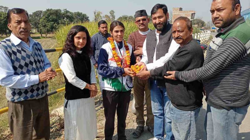 अंतरराष्ट्रीय स्पर्धा जीतकर लौटी काजल का यूकेडी नेता ने किया स्वागत