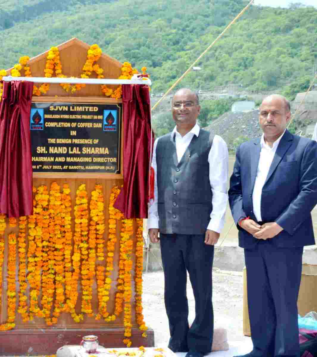 श्री नन्द लाल शर्मा, अध्यक्ष एवं प्रबंध निदेशक, एसजेवीएन ने धौलासिद्ध परियोजना के अपस्ट्रीम कॉफ़र डैम का उद्घाटन किया