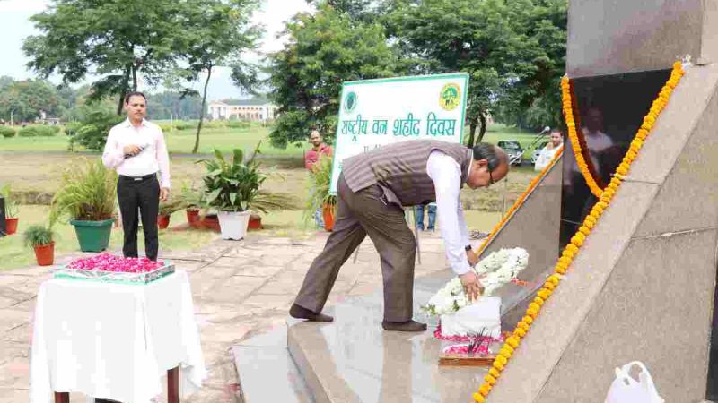 वन अनुसंधान संस्थान परिसर में मनाया गया राष्ट्रीय वन शहीद दिवस