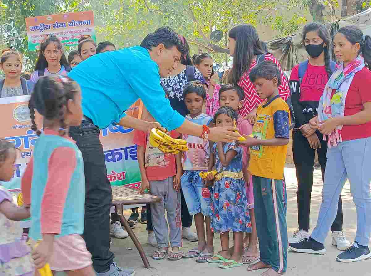 बच्चों को फल एवं बिस्कुट वितरण के साथ ऋषिकेश कैंपस ने गोद ली बस्ती मायाकुंड में चलाया स्वच्छता अभियान