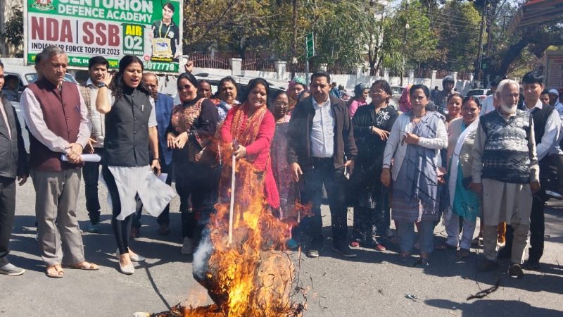 बढती महंगाई के विरोध मे यूकेडी का प्रदर्शन