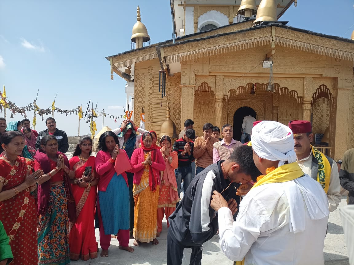 घंटाकर्ण धाम मंदिर क्वीली डांडा में सैकड़ों श्रद्धालुओं ने पहुंच कर मांगी मन्नत