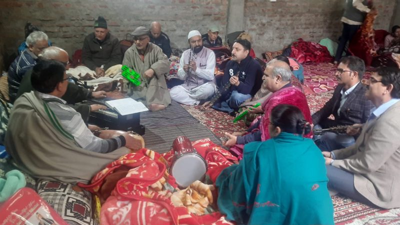 महा गणेश मंदिर में भक्तों के साथ भजन किया कीर्तन