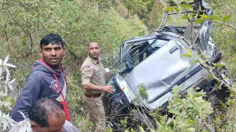 हादसा: दिल्ली जा रहे पति पत्नी की कार खाई में गिरी, दोनों की मौत