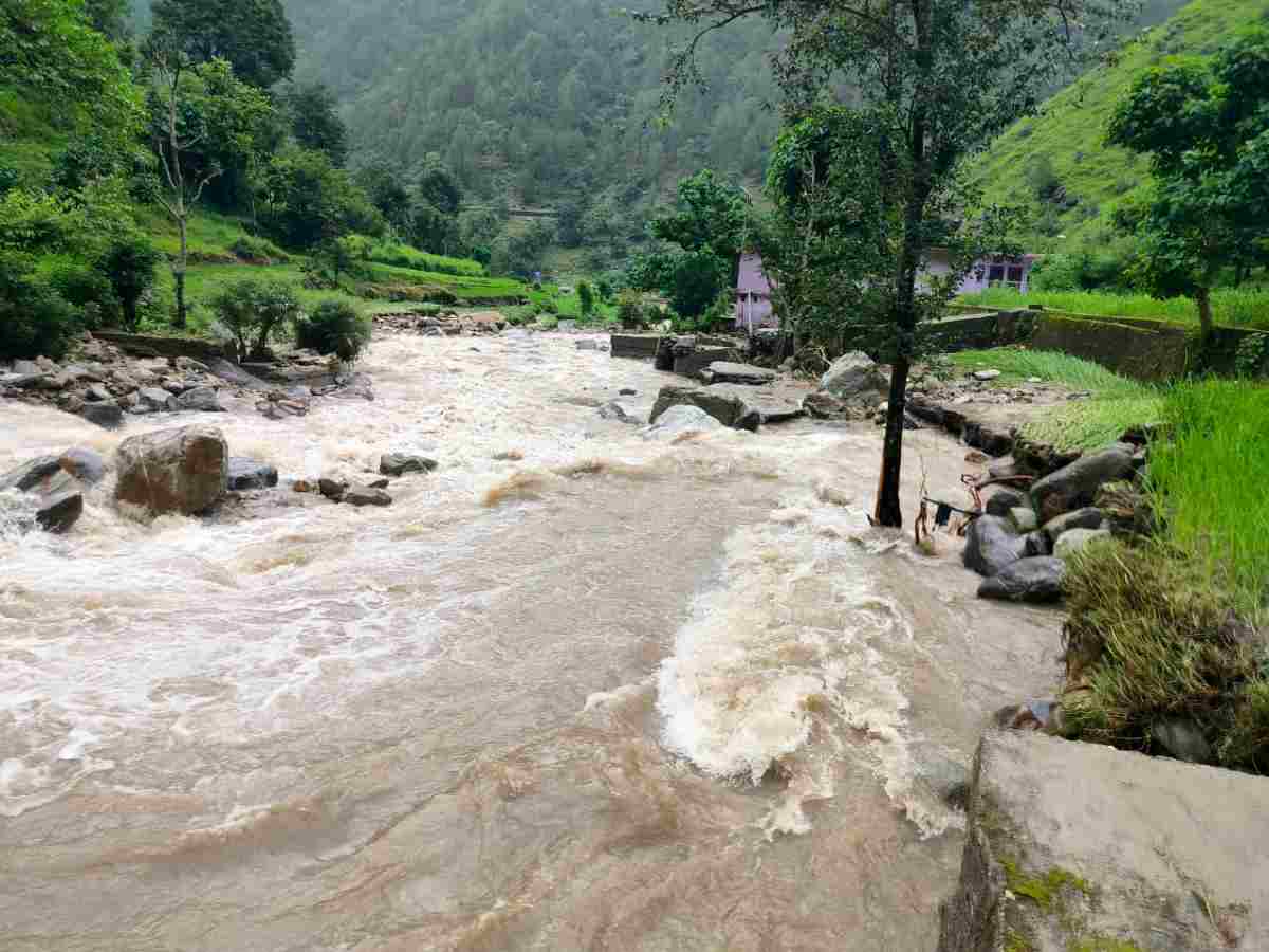 यहां मूसलाधार बारिश ने मचाई तबाही, फसल, घराट सब नष्ट