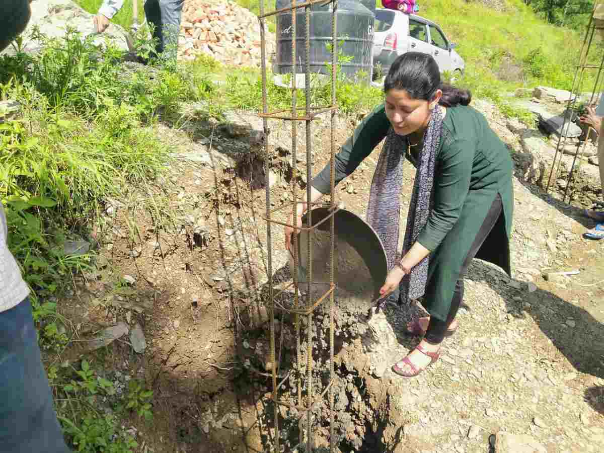 शहीद की पत्नी के करकमलों से हुआ शहीद द्वार का शिलान्यास