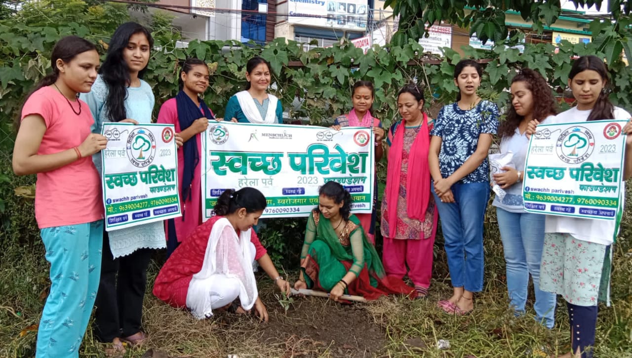 स्वच्छ परिवेश फाउंडेशन द्वारा वृक्षारोपण कर हरेला मनाया गया