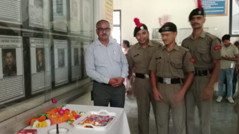 कारगिल विजय दिवस पर  शहीदों को श्रद्धांजलि दी