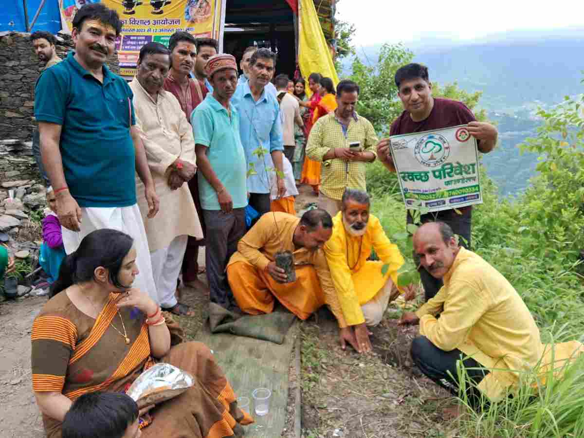 शिव महापुराण कथा के समापन पर ‘स्वच्छ परिवेश फाउण्डेशन’ ने किया वृक्षारोपण