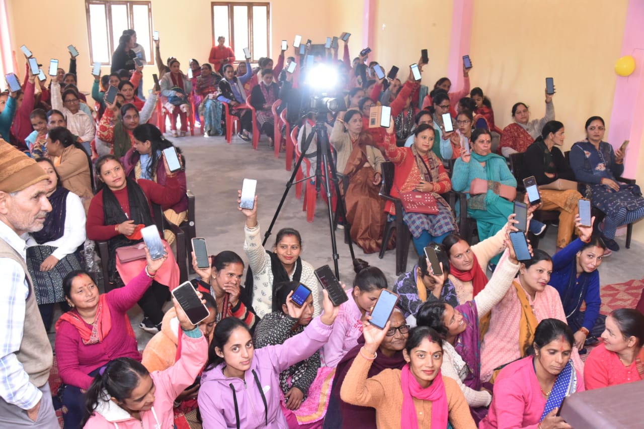 स्मार्टफोन शिक्षा पर दो सप्ताह का निशुल्क प्रशिक्षण शुरू