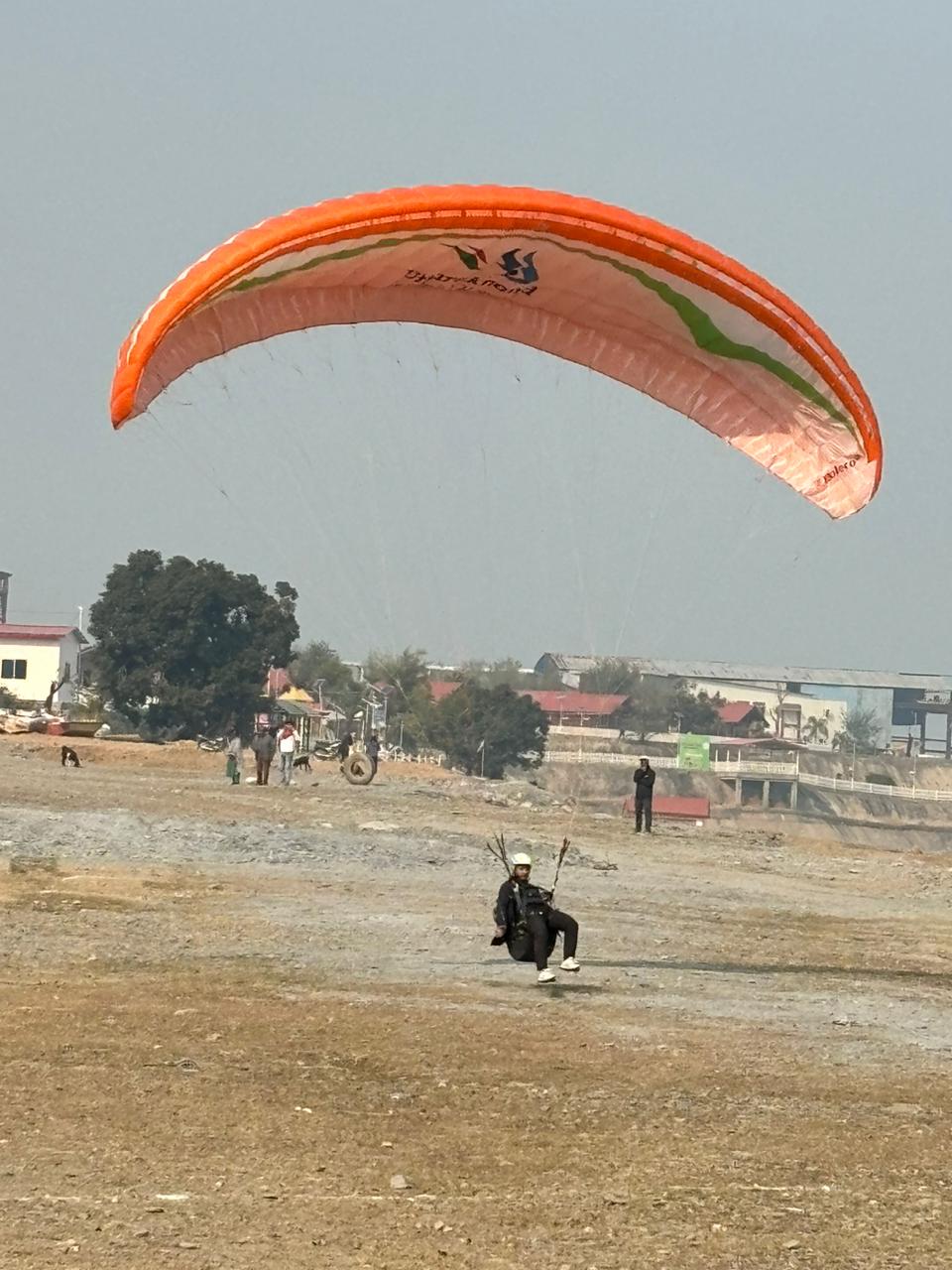 टिहरी झील पैराग्लाईडिंग के समस्त प्रकार के प्रशिक्षण हेतु देश में सबसे उपयुक्त है