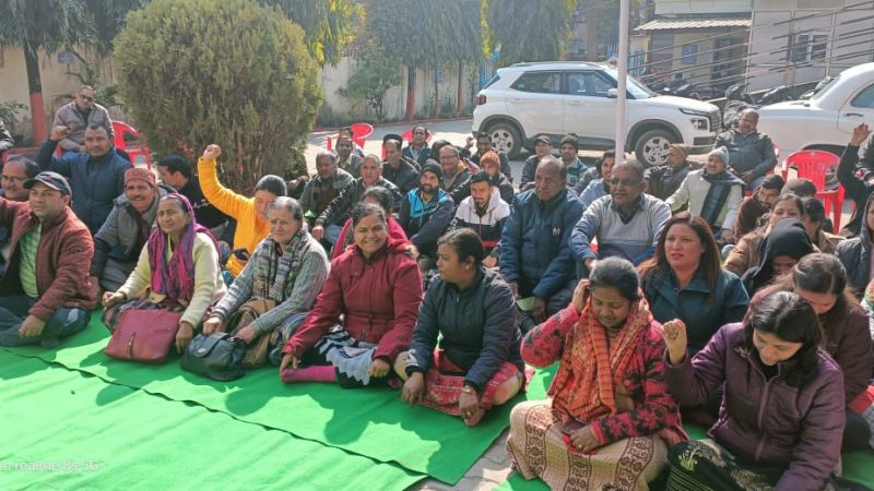 राजकीयकरण की मांग को लेकर पेयजल कार्मिकों का धरना प्रदर्शन कार्यक्रम जारी