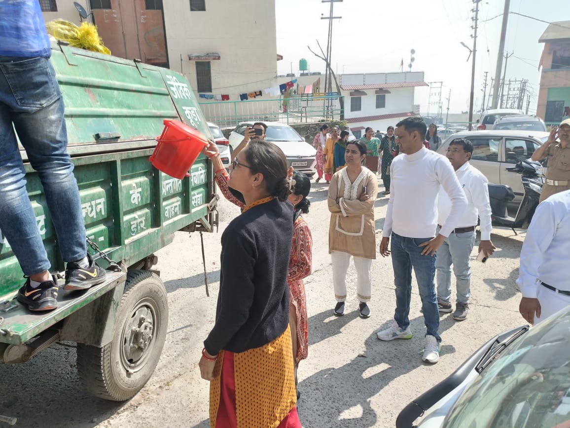 बायोमेडिकल वेस्ट/सिनेटरी वेस्ट के निस्तारण हेतु डोर-टू-डोर सेवा में संचालित कूड़ा वाहनों पर स्थापित होंगे ‘‘पिंक बॉक्स‘‘