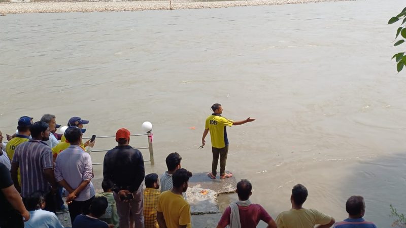 त्रिवेणी घाट के पास एक व्यक्ति के डूबने की सूचना