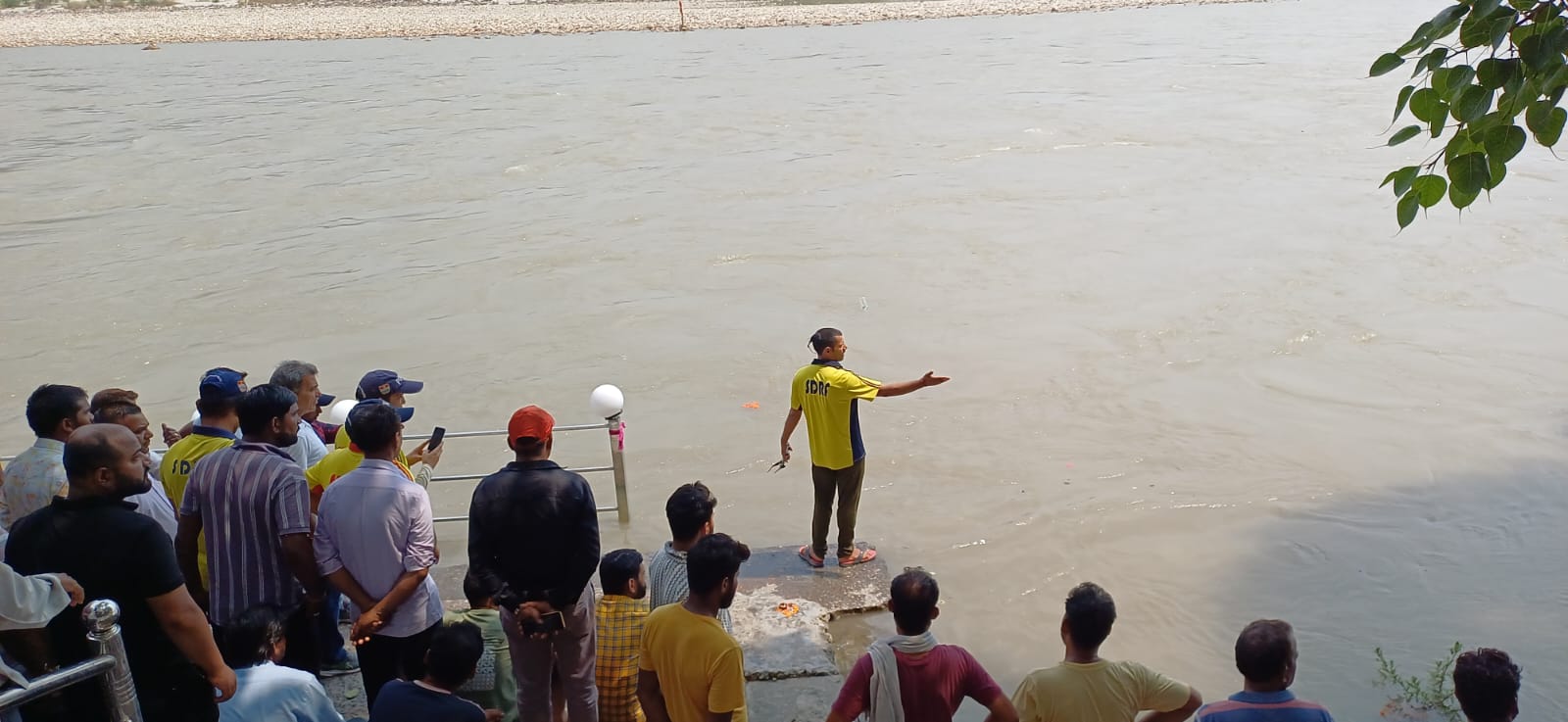 त्रिवेणी घाट के पास एक व्यक्ति के डूबने की सूचना