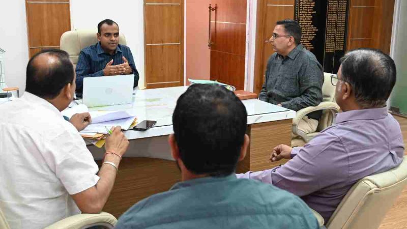 दिव्यांग प्रमाण पत्र समय पर जारी करें ताकि संचालित योजनाओं का लाभ सम्बंधित को मिल सके- जिलाधिकारी