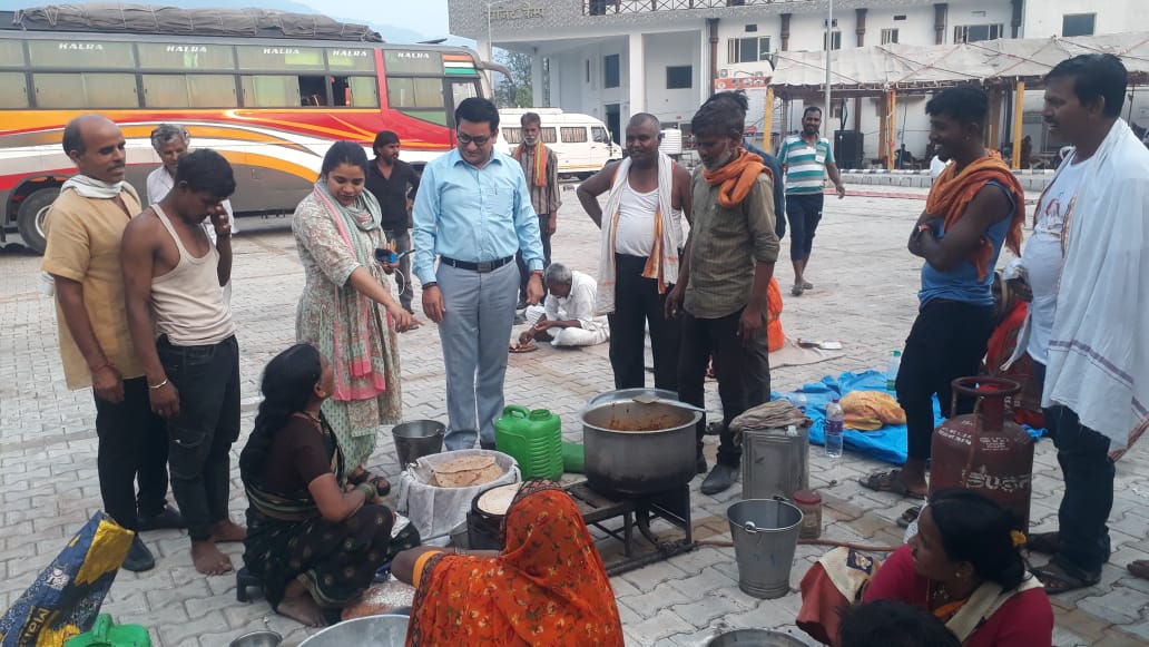 श्री हंस फाउंडेशन द्वारा चार धाम यात्रियों को भोजन वितरण: नगर आयुक्त और उप जिलाधिकारी ने यात्रियों की समस्याएं सुनीं