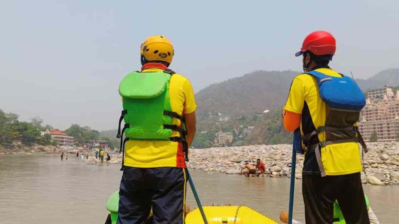 एसडीआरएफ टीम ने ऋषिकेश के घाटों पर पर्यटकों को किया जागरूक, नदी में बढ़ते जल स्तर और सुरक्षा पर दी सलाह