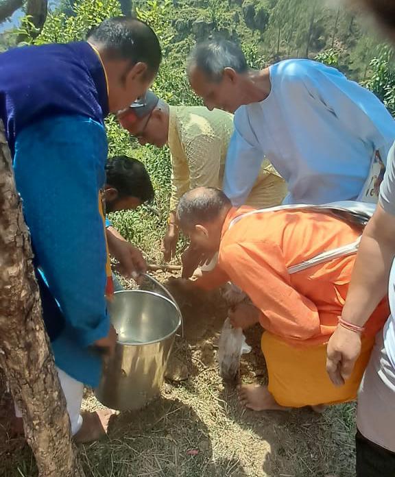 विश्व पर्यावरण दिवस पर रावत गांव में औषधीय एवं फलदार वृक्षों का वृक्षारोपण और श्रीमद्भगवद्गीता सप्ताह का आयोजन
