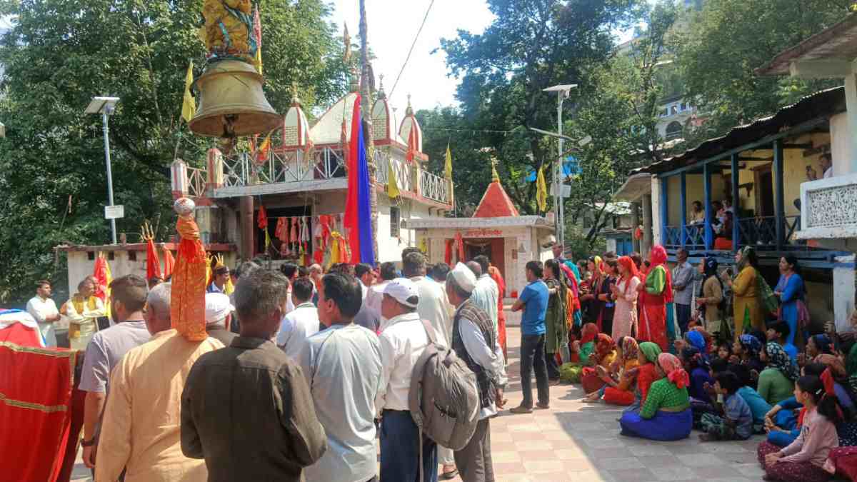 बूढ़ाकेदार तीर्थ धाम से यात्रा पर निकले कैलापीर देवता का जगह जगह भव्य स्वागत