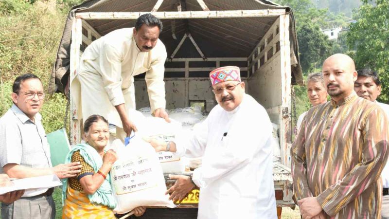 कैबिनेट मंत्री सतपाल महाराज ने आपदा प्रभावित ग्राम सुकई के परिवारों को राहत सामग्री वितरित की