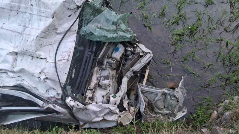 के डी एम रोड पर दीन गाँव के पास कार हुई दुर्घटनाग्रस्त: चालक सहित तीन घायल