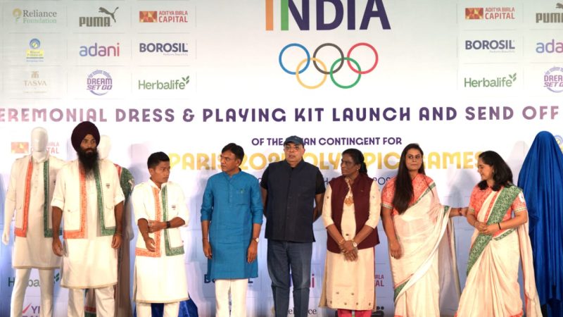 माननीय युवा मामले एवं खेल मंत्री डॉ. मनसुख मंडाविया ने पेरिस ओलंपिक्स के लिए टीम इंडिया की सेरेमोनियल ड्रेस का अनावरण किया
