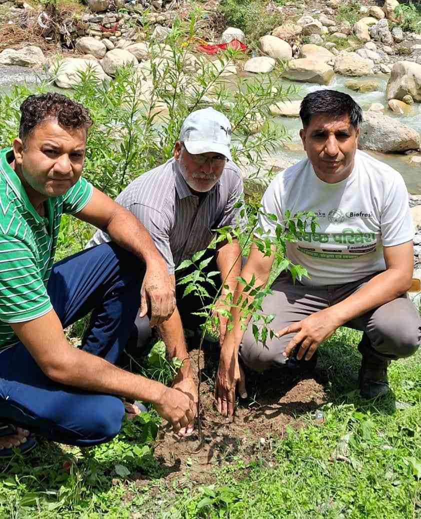 हरेला पर्व पर स्वच्छ परिवेश फाउंडेशन और राष्ट्रीय हिंदू संगठन टीम का वृक्षारोपण कार्यक्रम