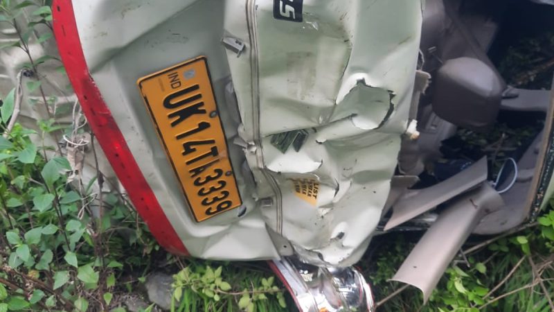 सड़क हादसा: पिपोला टिपरी के पास वाहन खाई में गिरा, दो घायल
