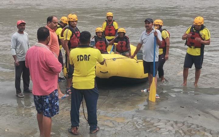 चिन्यालीसौड़ में बाढ़ से फंसे दो व्यक्तियों का सफल रेस्क्यू