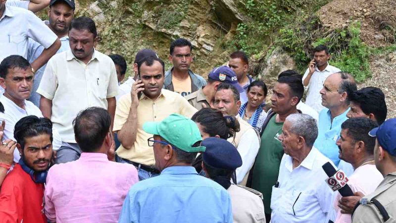 आपदा: डीएम मयूर दीक्षित ने तोली गांव में भूस्खलन प्रभावितों को तत्काल मुआवजा और राहत प्रदान की