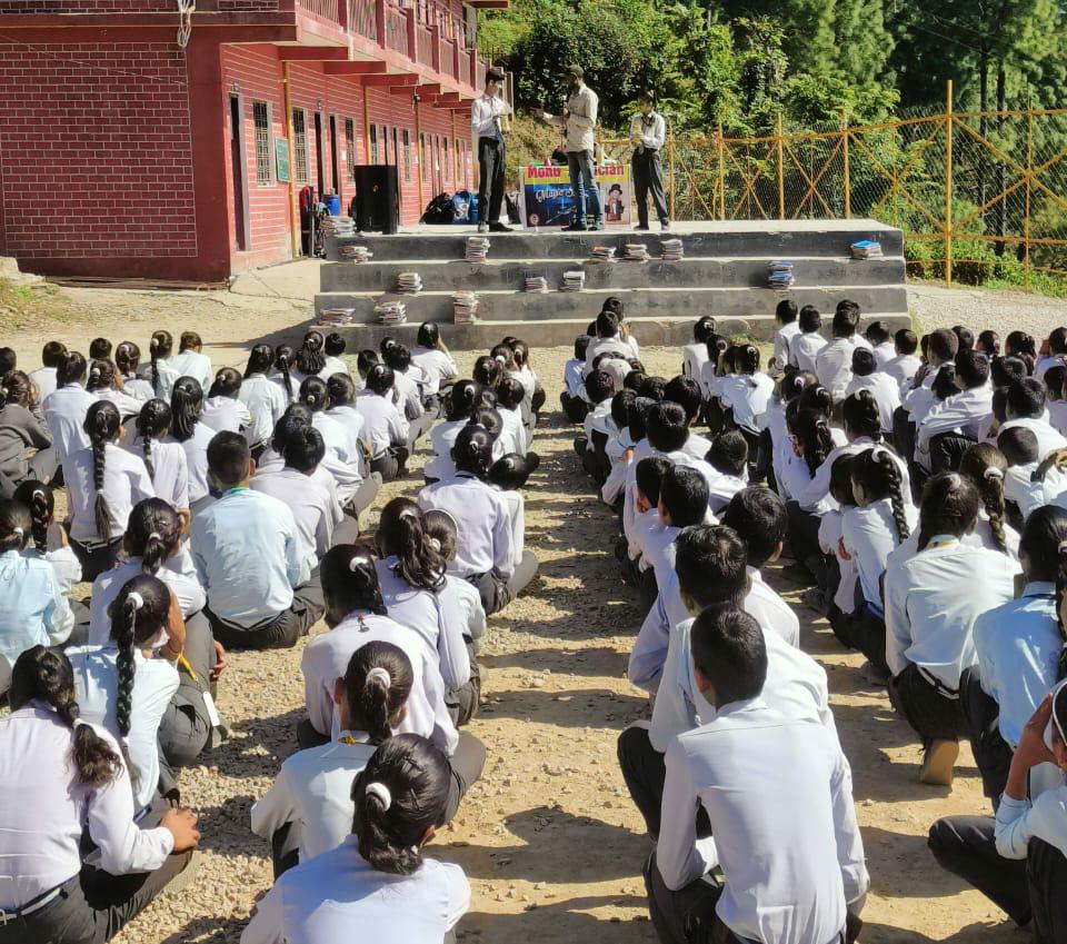 बोर्ड परीक्षा में उत्कृष्ट परीक्षाफल के लिए विद्यालय दीनदयाल उपाध्याय पुरस्कार से सम्मानित