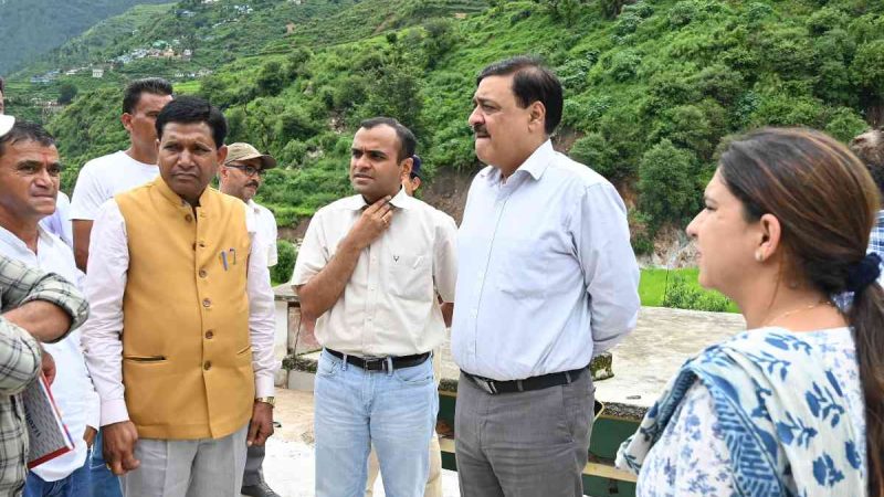 गढ़वाल आयुक्त विनय शंकर पाण्डेय ने किया आपदा राहत शिविरों और आपदाग्रस्त क्षेत्रों का निरीक्षण
