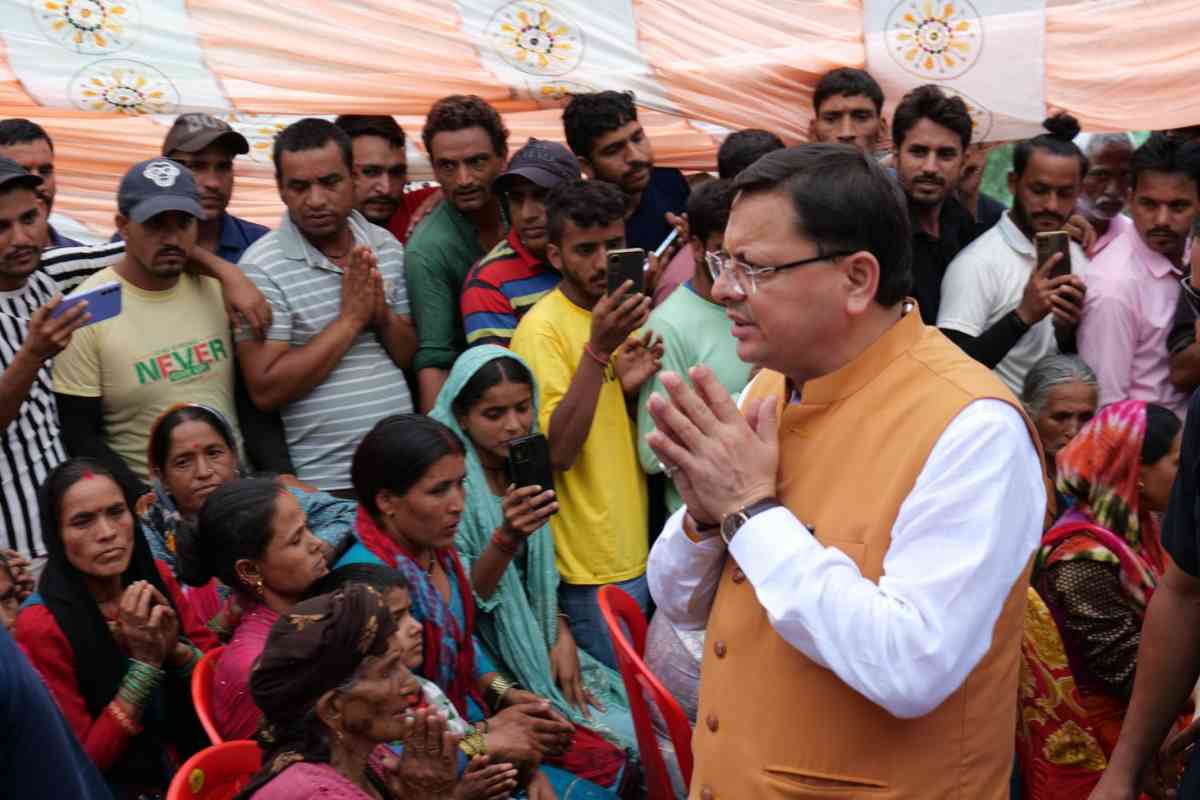 मुख्यमंत्री ने टिहरी में आपदा राहत शिविर विनक खाल में प्रभावितों से बातचीत कर जाना उनका हाल-चाल