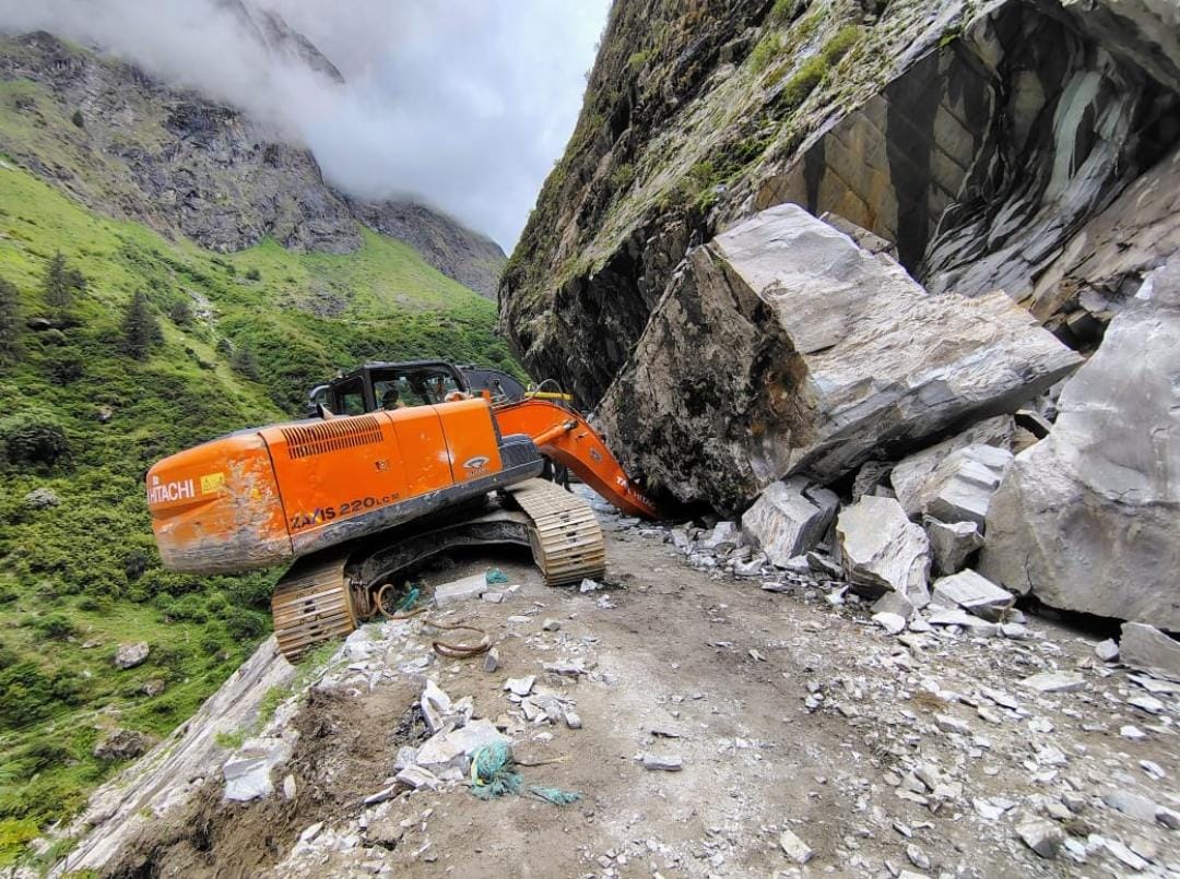 घुडसिल में एक्सावेटर मशीन पर गिरा भारी बोल्डर, बद्रीनाथ राष्ट्रीय राजमार्ग अवरुद्ध