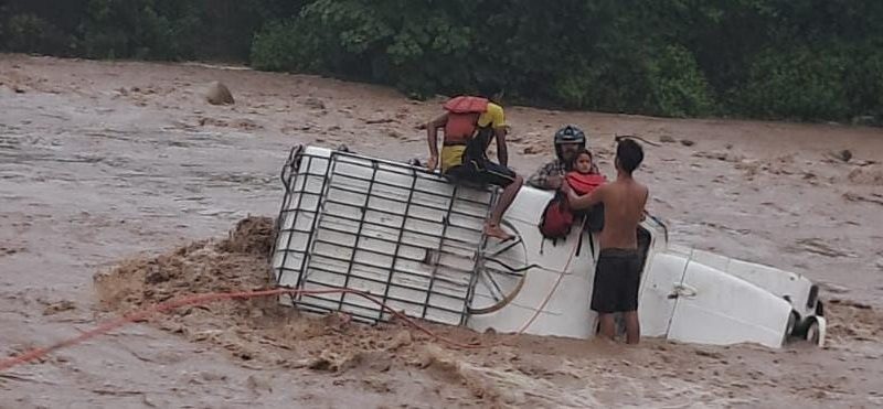 जनपद चम्पावत टनकपुर क्षेत्र किरोला नाले में एक वाहन फंसा: एसडीआरएफ ने चलाया राहत बचाव अभियान