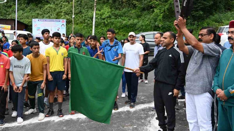 जिलाधिकारी मयूर दीक्षित ने क्रॉस कन्ट्री दौड़ को हरी झण्डी दिखाकर किया रवाना