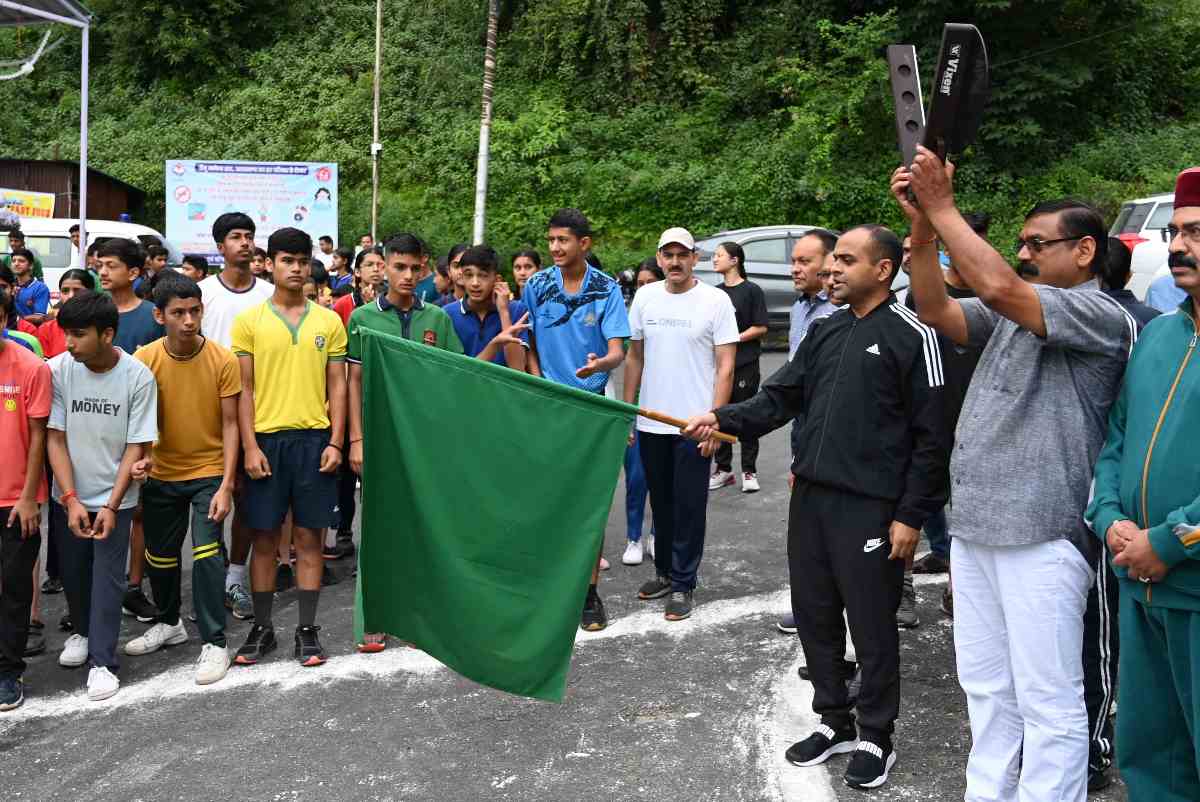 जिलाधिकारी मयूर दीक्षित ने क्रॉस कन्ट्री दौड़ को हरी झण्डी दिखाकर किया रवाना