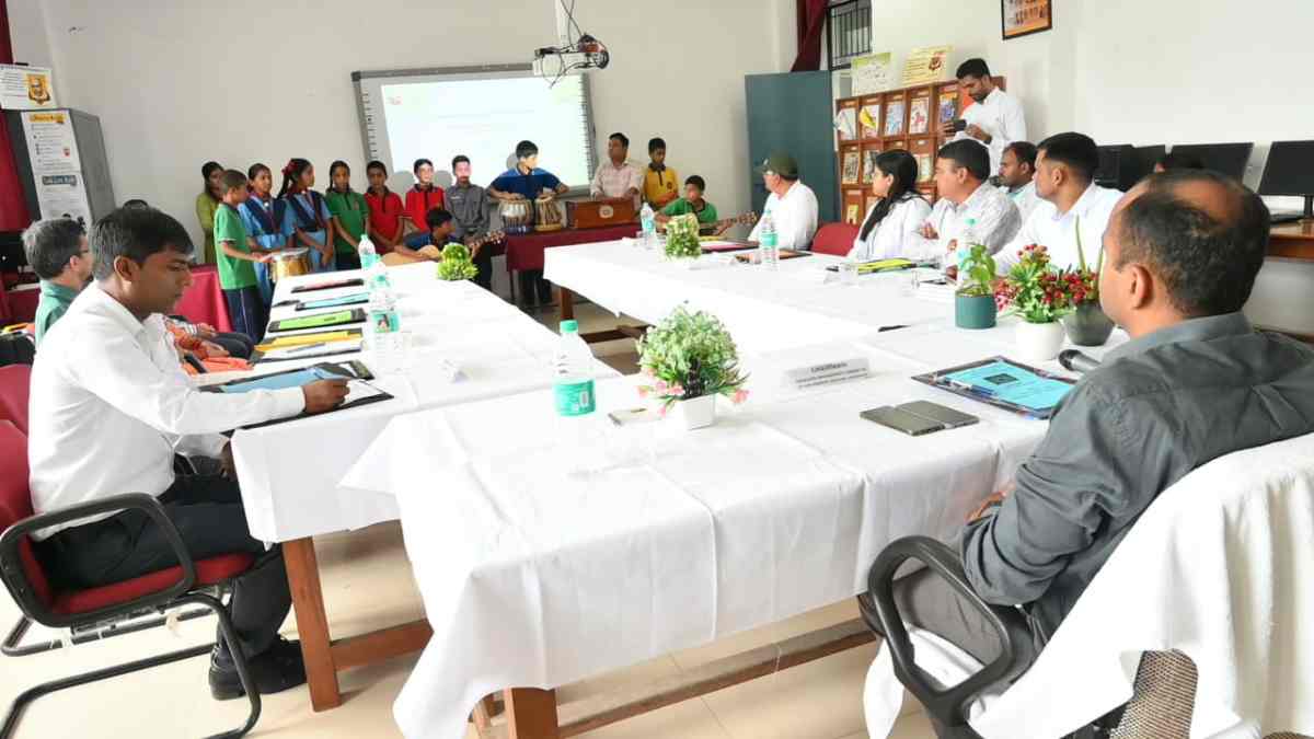 जिलाधिकारी मयूर दीक्षित ने पीएम श्री केंद्रीय विद्यालय सौड़ खाण्ड की प्रबंधन समिति की बैठक में शैक्षिक गुणवत्ता पर दिया जोर