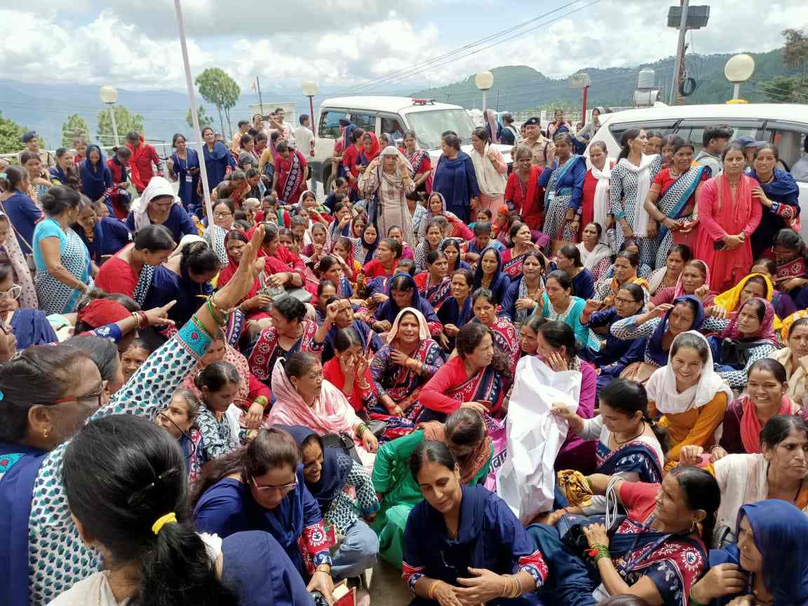 आंगनबाड़ी कार्यकर्ताओं ने मांगों को लेकर किया धरना प्रदर्शन