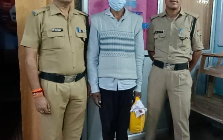 थाना थत्यूड़ पुलिस ने 5 लीटर अवैध कच्ची शराब के साथ एक अभियुक्त को किया गिरफ्तार