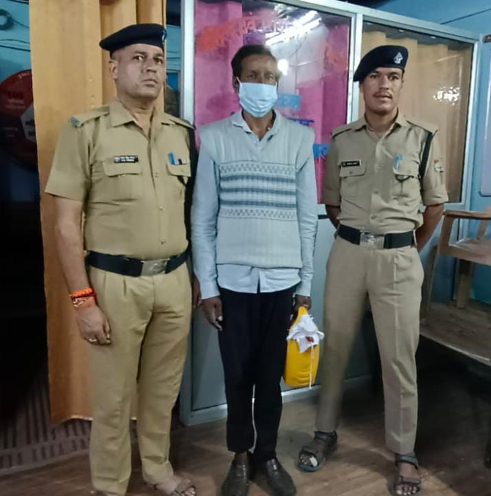 थाना थत्यूड़ पुलिस ने 5 लीटर अवैध कच्ची शराब के साथ एक अभियुक्त को किया गिरफ्तार