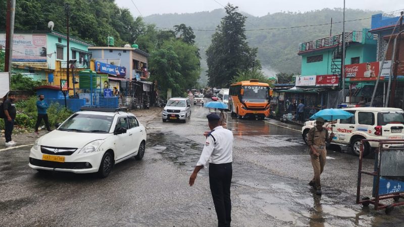 भारी बारिश के चलते रूट डाइवर्जन, यात्रियों को सतर्क रहने की सलाह