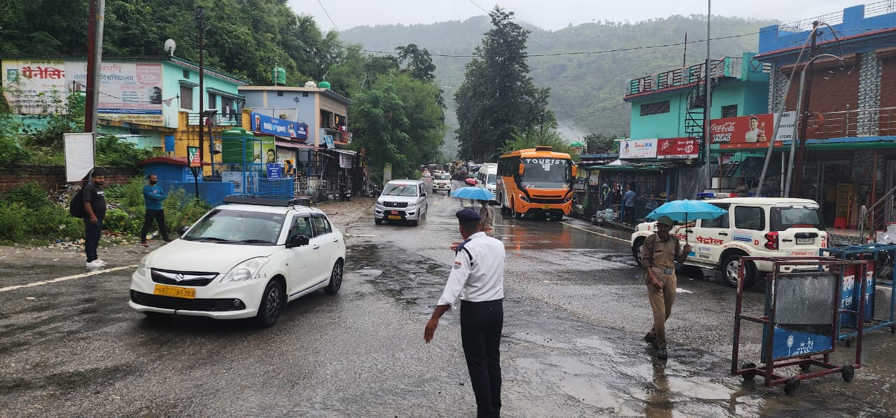 भारी बारिश के चलते रूट डाइवर्जन, यात्रियों को सतर्क रहने की सलाह