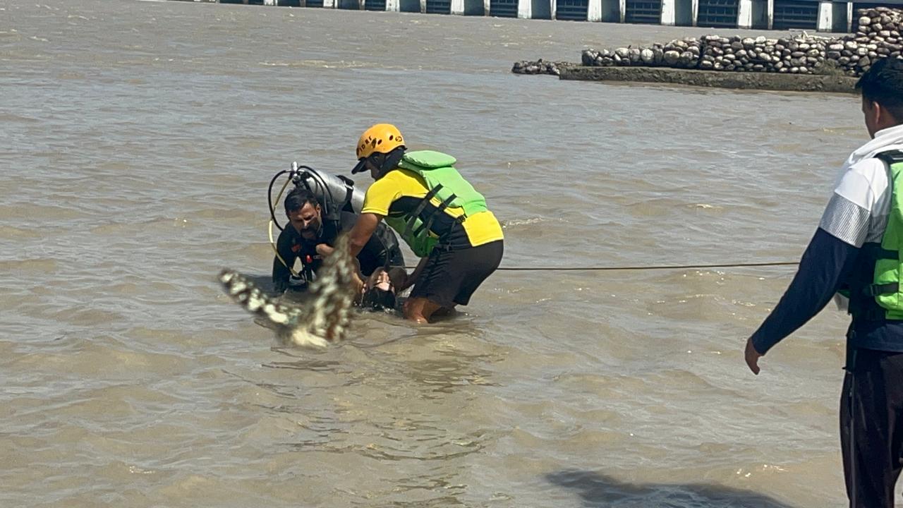 गंगा नदी में बहे दो किशोर, एसडीआरएफ ने एक को किया बरामद, दूसरे की तलाश जारी