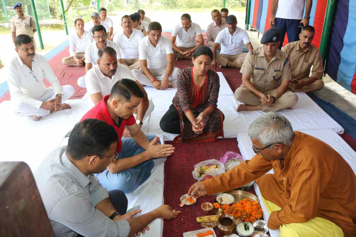 पुलिस लाइन चंबा में भगवान विश्वकर्मा जयंती पर शस्त्र पूजा, वरिष्ठ पुलिस अधीक्षक ने किया प्रतिभाग