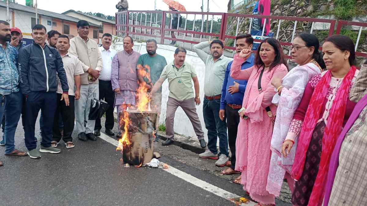 राहुल गांधी के खिलाफ अभद्र भाषा का प्रयोग करने पर भाजपा का जलाया पुतला